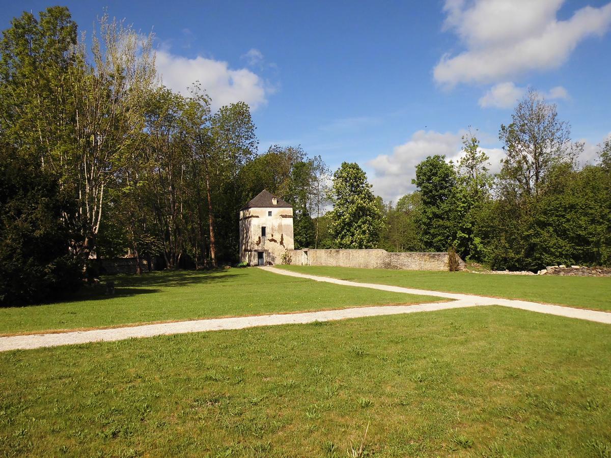 Le Prieure Hotel Noyers-sur-Serein Exterior photo